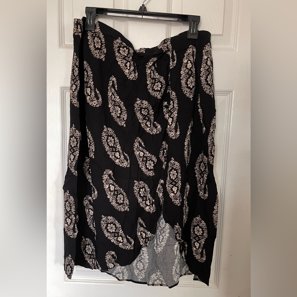 Knox Rose Bohemian Black and White Paisley Patterned Skirt